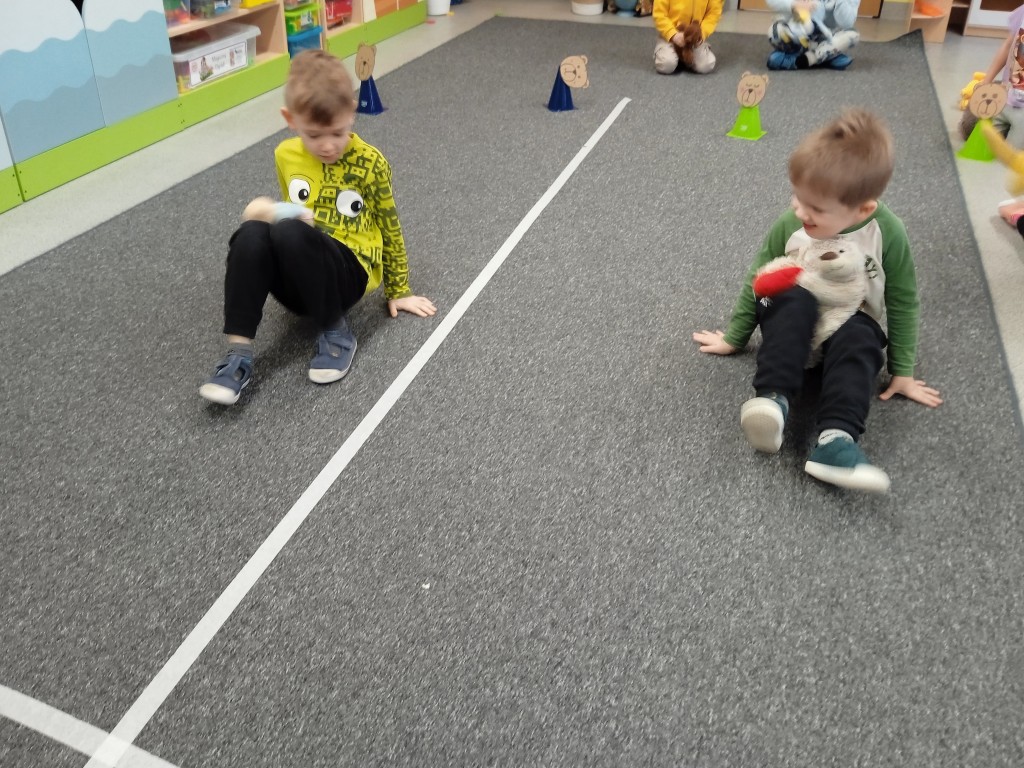 dzieci wykonuja zadania z misiami