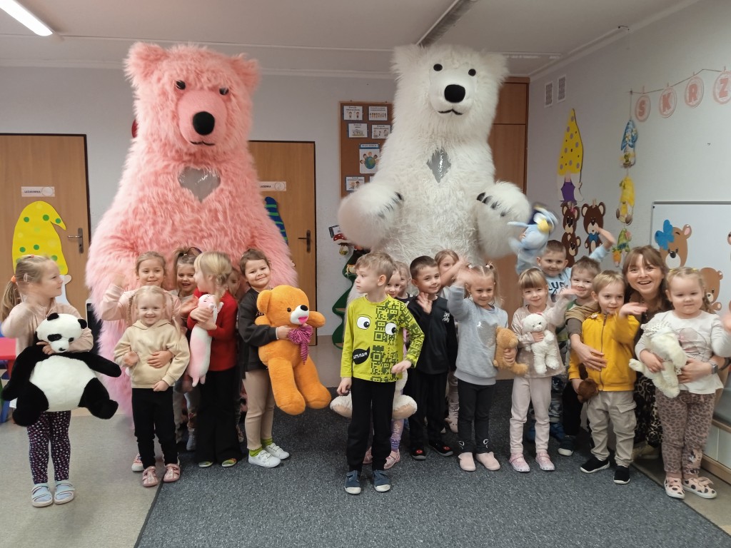 dzieci z misiami pozuja do zdjecia