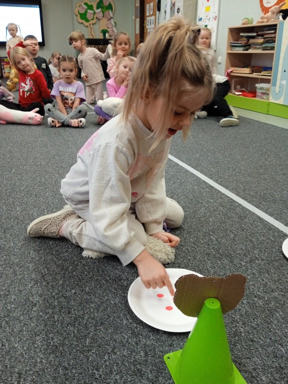 dzieci wykonuja zadania matematyczne