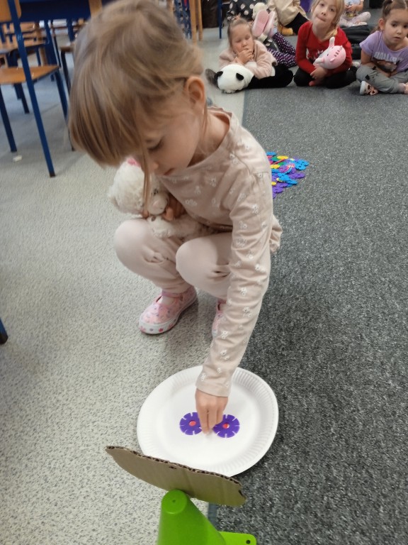 dzieci wykonuja zadania matematyczne