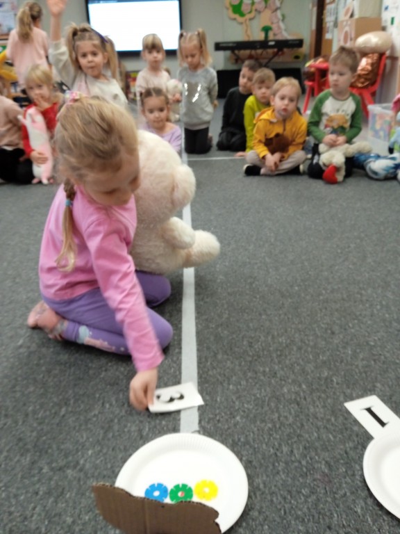 dzieci wykonuja zadania matematyczne