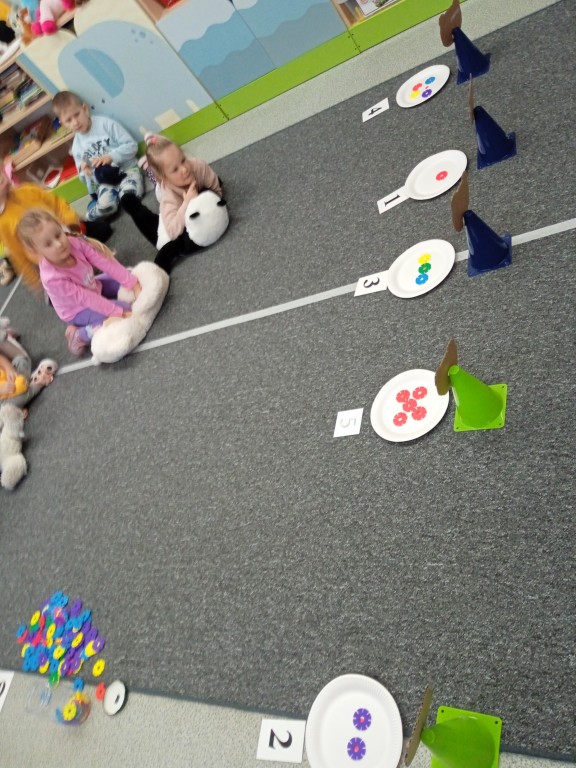 dzieci wykonuja zadania matematyczne