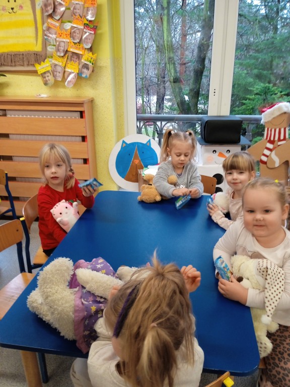 dzieci jedza slodki poczestunek z okazji dnia misia