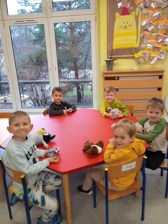 dzieci jedza slodki poczestunek z okazji dnia misia