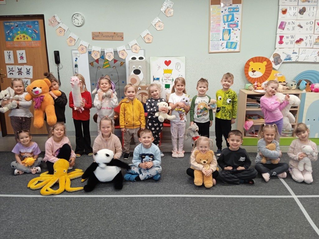 dzieci z okazji dnia misia 