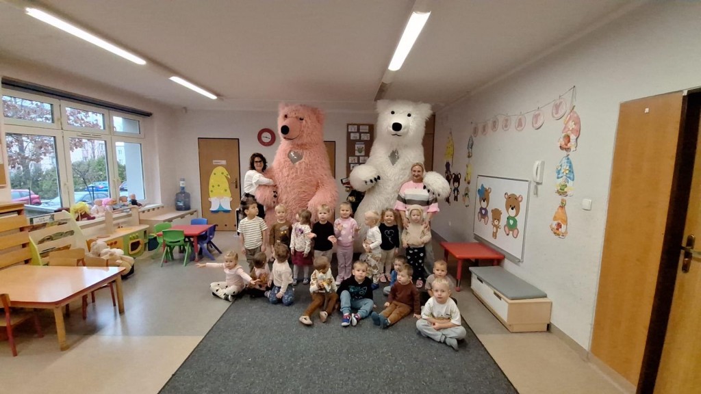 dzieci z okazji dnia pluszowego misia