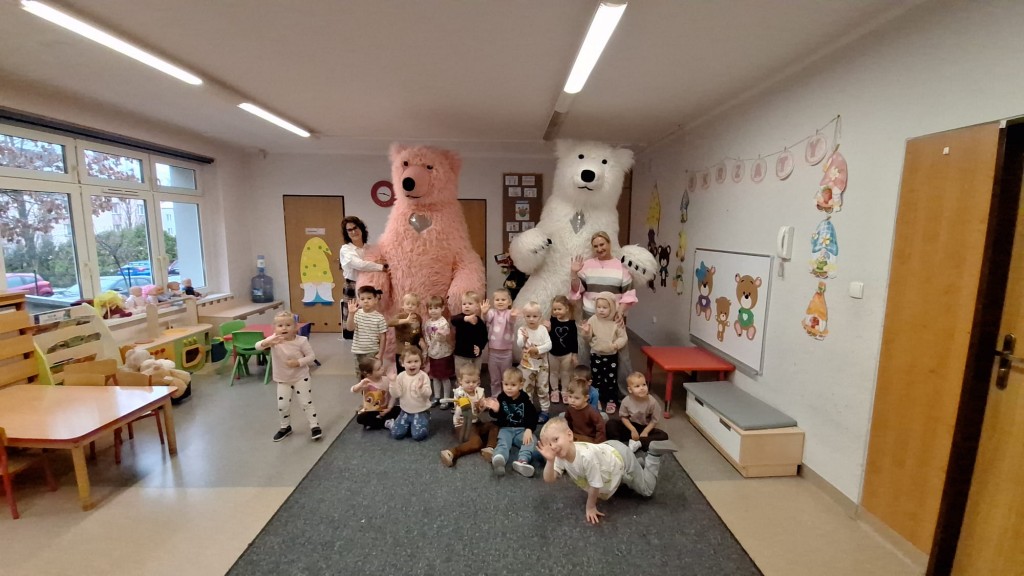 dzieci z okazji dnia pluszowego misia