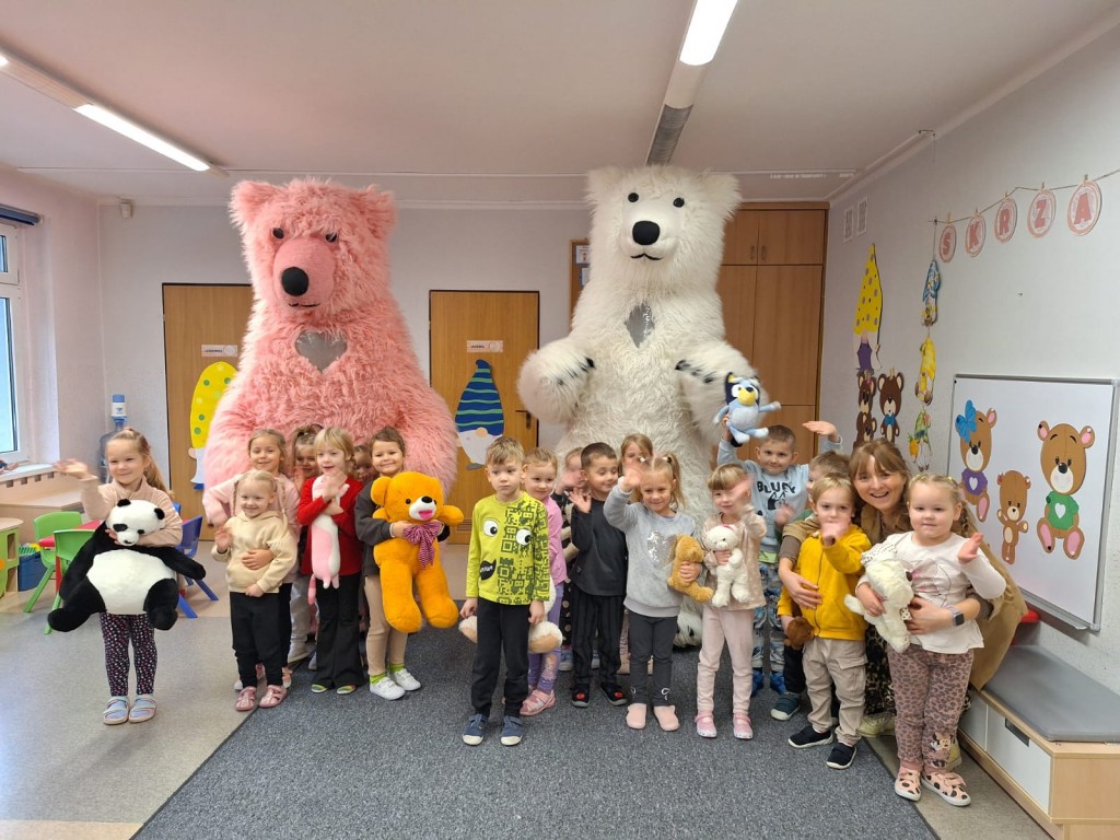 dzieci z okazji dnia pluszowego misia