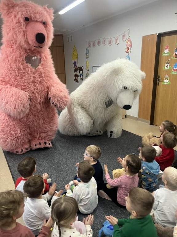 Misie prezentują siebie dzieciom