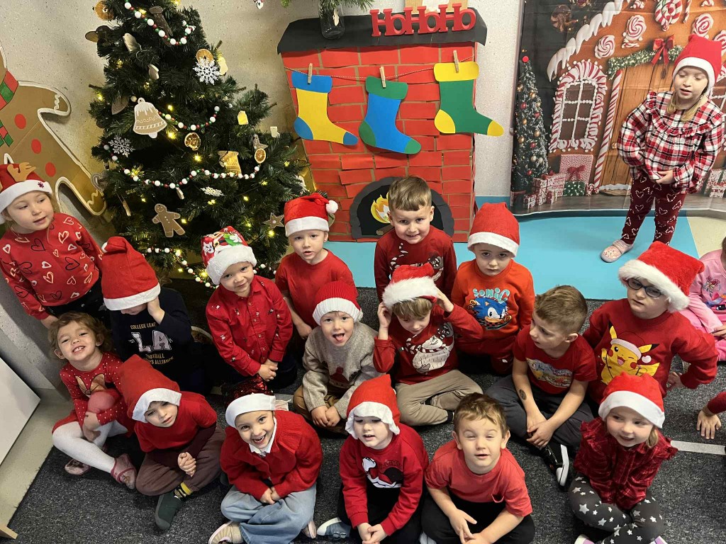 Zabawne zdjęcie dzieci pod choinką