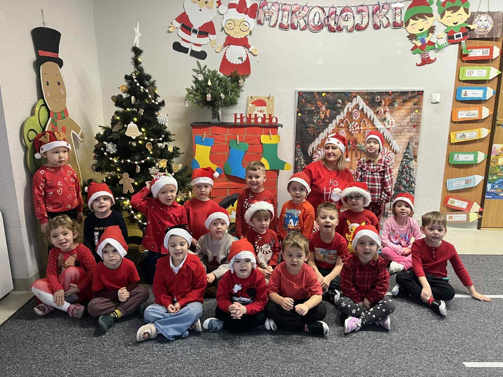 Zdjecie grupowe dzieci z wychowawcą