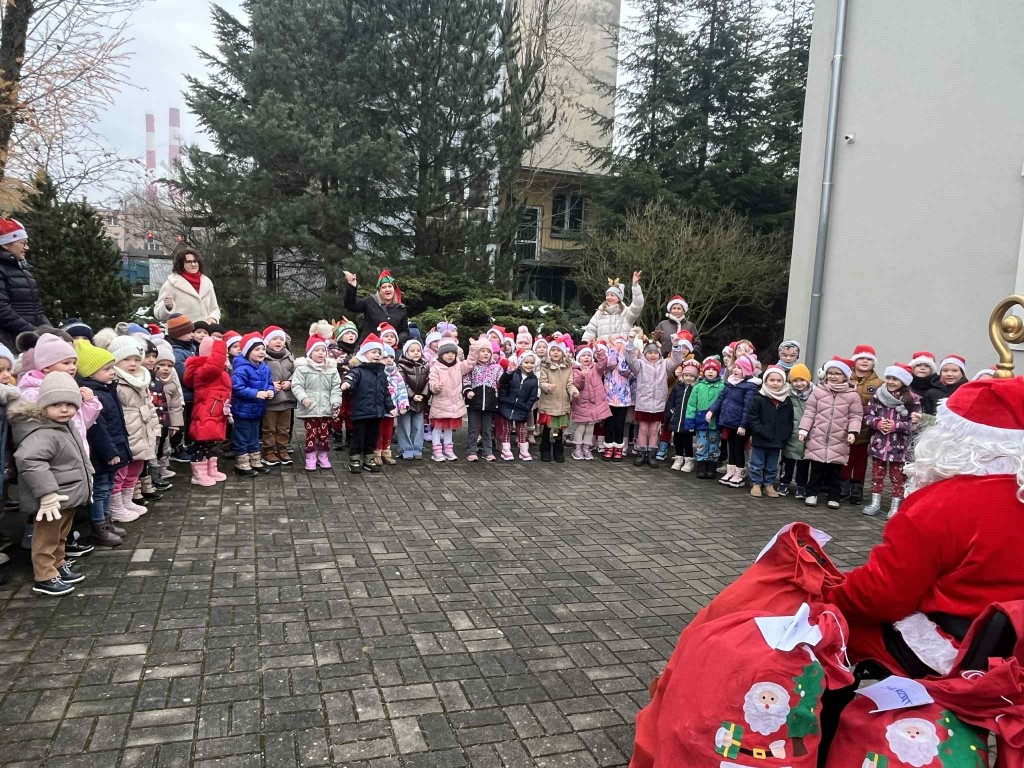 Dzieci przed przedszkolem wyczekują Mikołąja