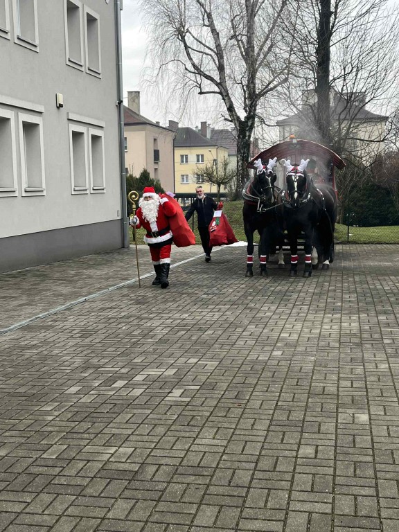 Powóz Mikołaja z końmi