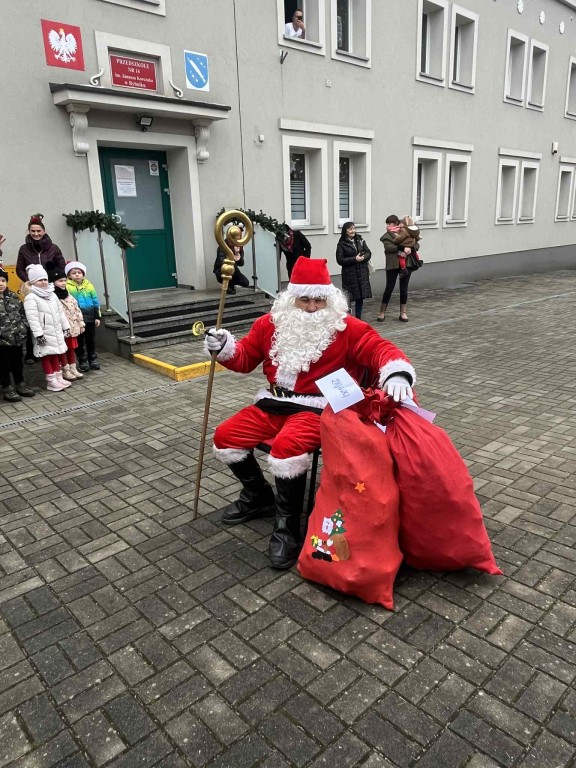 Mikołaj wita dzieci
