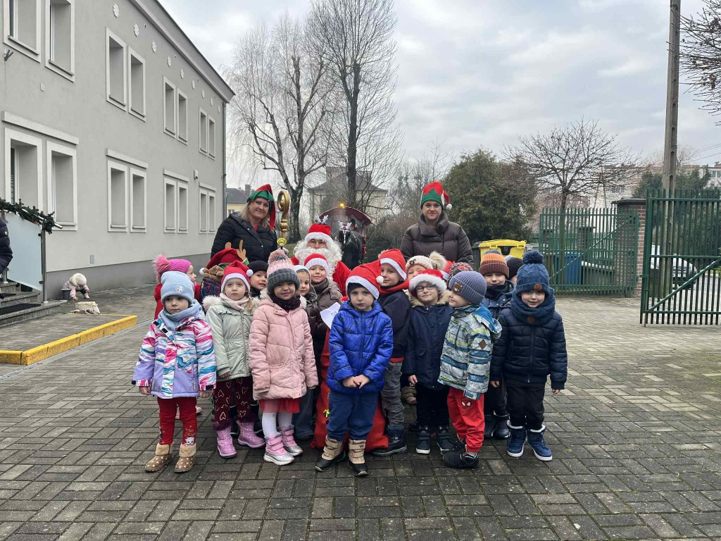 Zdjęcie zbiorowe dzieci z grupy Zajączki z Mikołajem