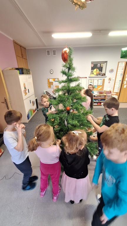 Dzieci ubierają choinkę 