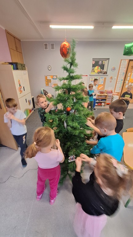 Dzieci ubierają choinkę 