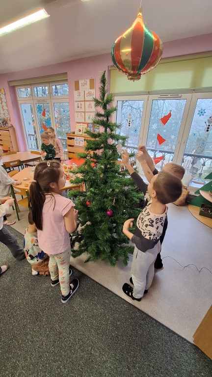 Dzieci ubierają choinkę 