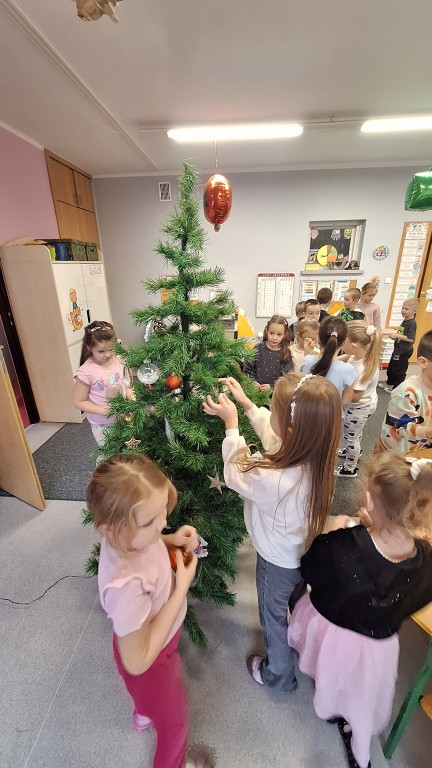 Dzieci ubierają choinkę 