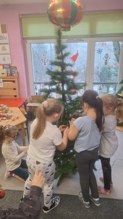 Dzieci ubierają choinkę 