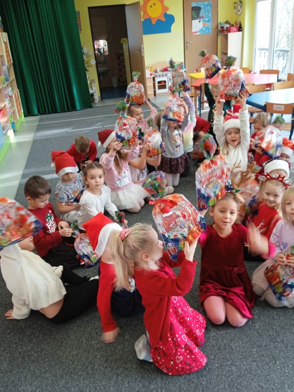 dzieci  z prezentami od mikolaja