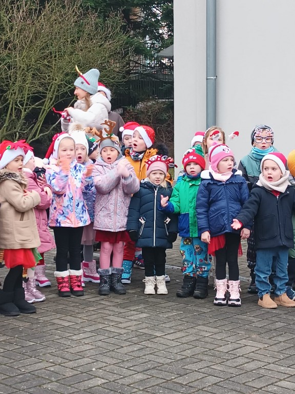 dzieci spiewaja piosenke dla mikolaja