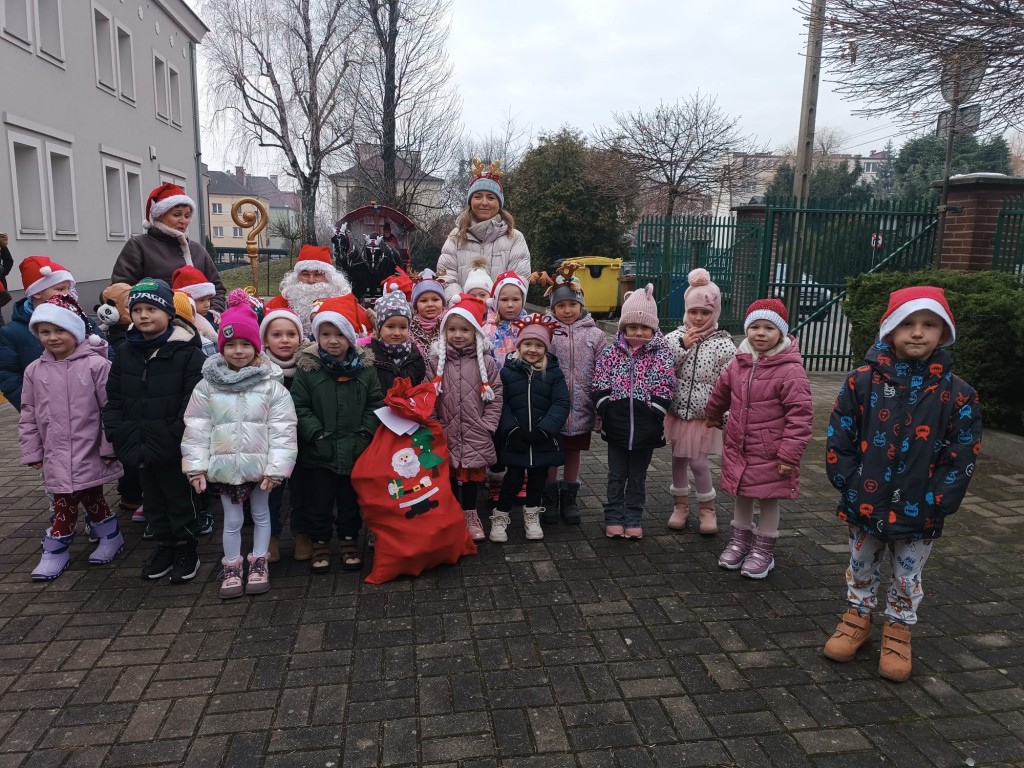 dzieci z mikolajem