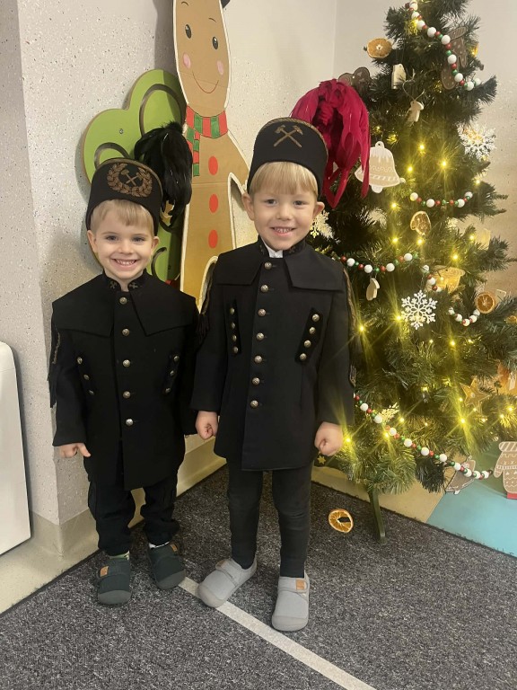 Dwoje chłopców w strojach górniczych przed występem w sali