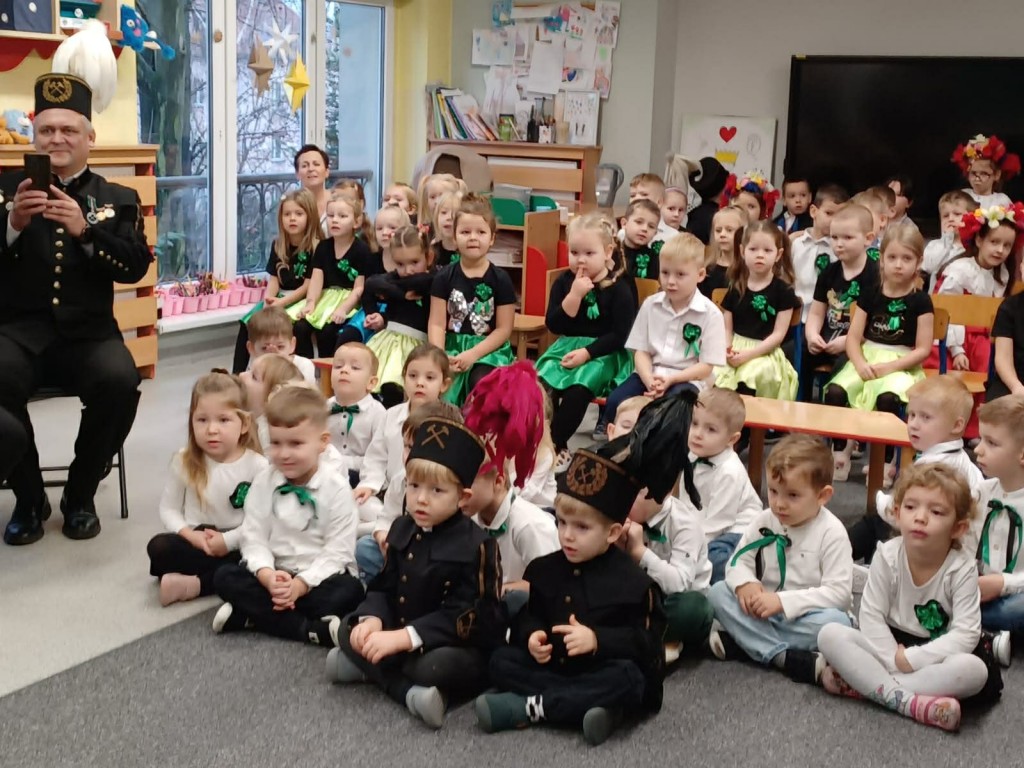 Grupa zajączki przygotowująca się do wyjścia na występy