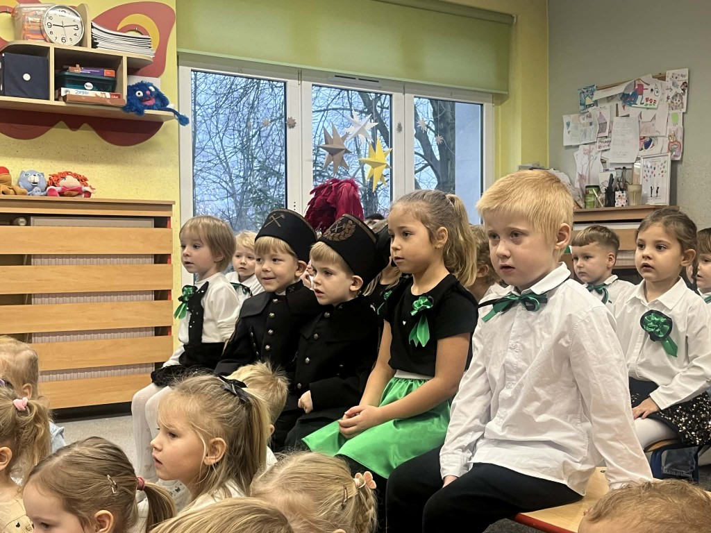 Dzieci obserwują występyrówieśników