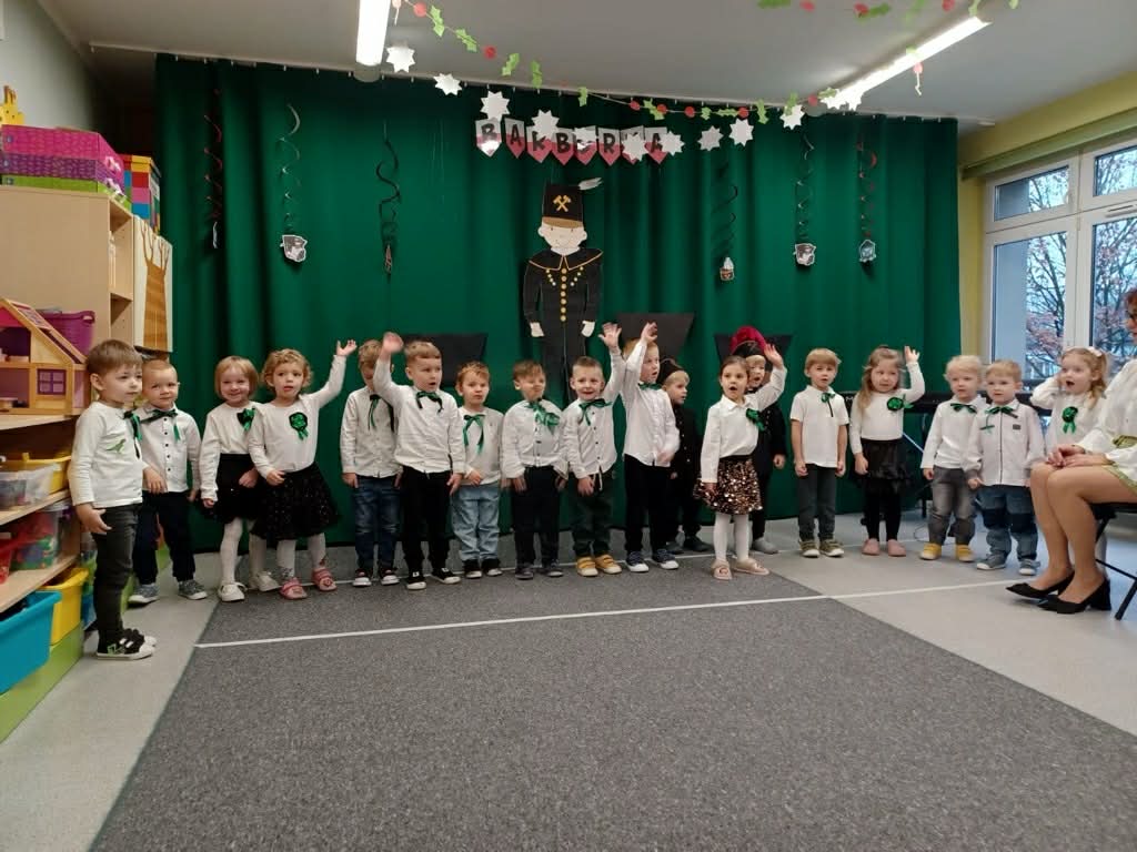 Dzieci podczas śpiewu piosenki z pokazywaniem 