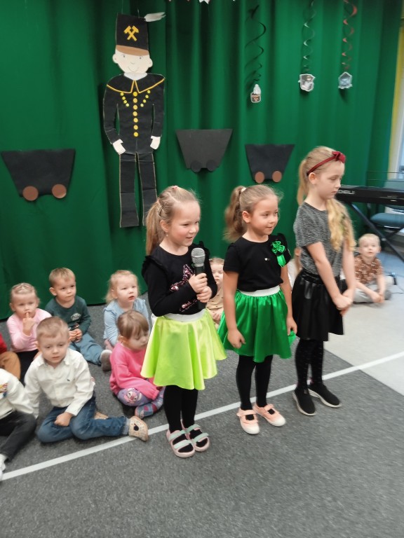 dziewczyny mowia wierszyki dla gornikow