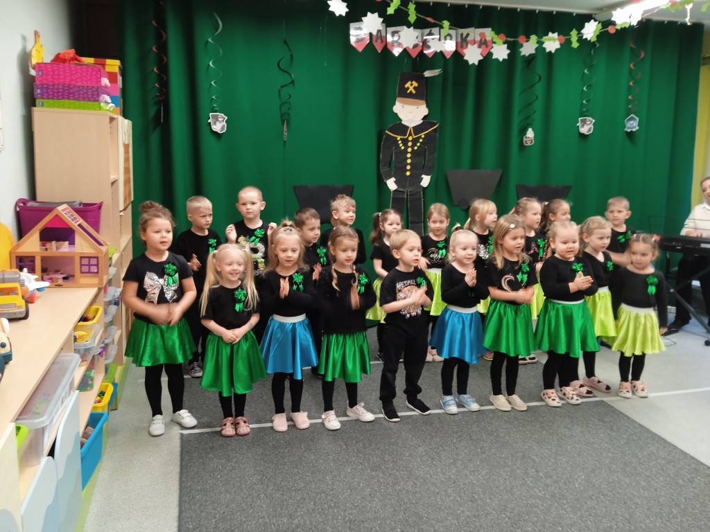 dzieci wystepuja dla gornikow