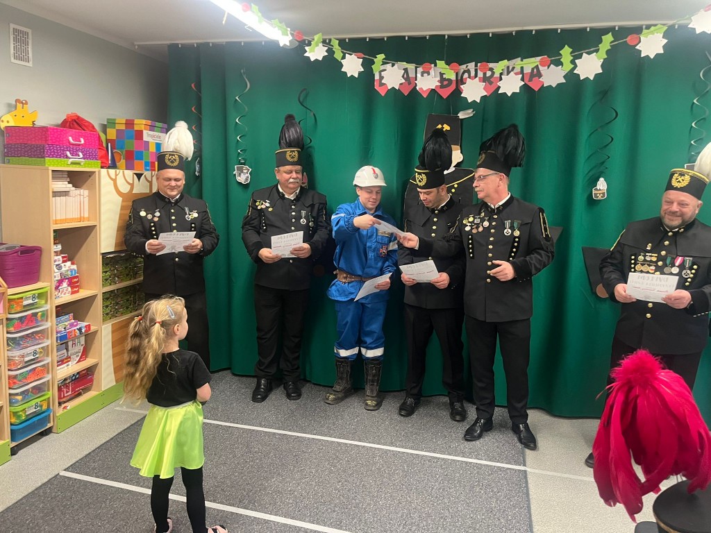 dzieci wystepuja dla gornikow