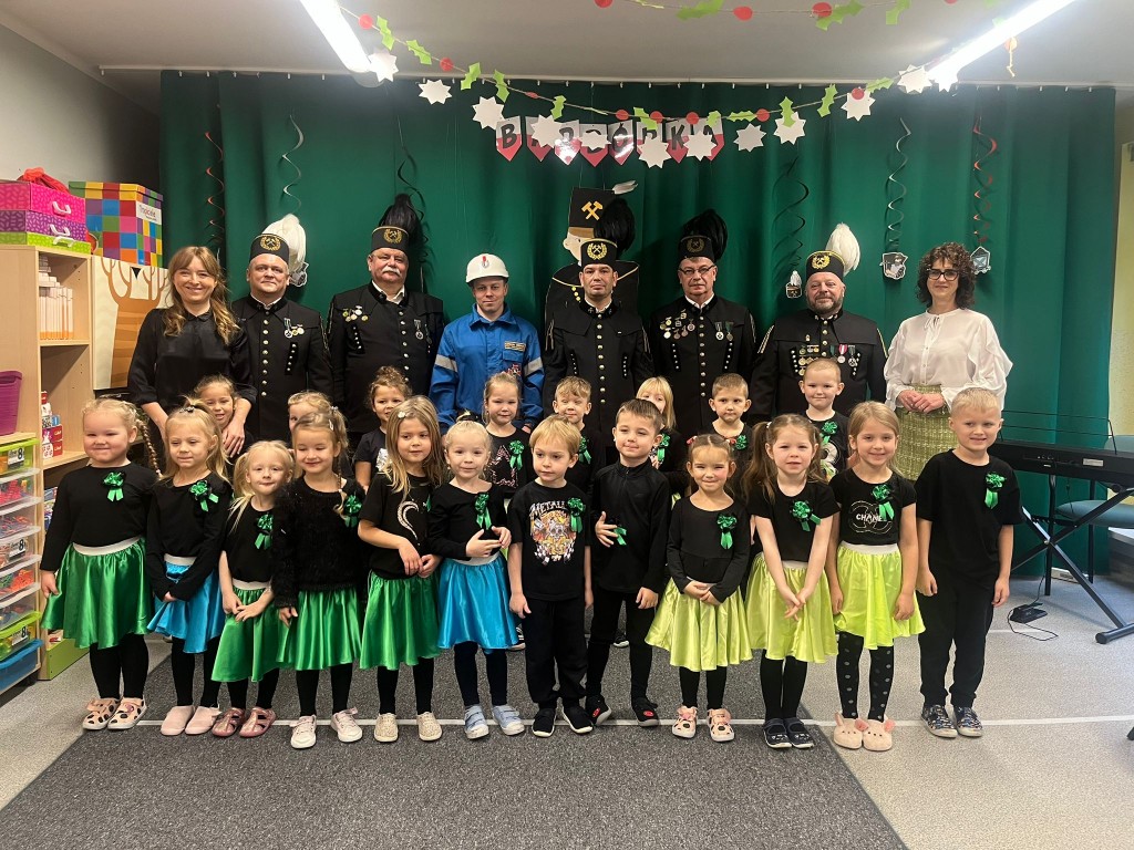 dzieci wystepuja dla gornikow