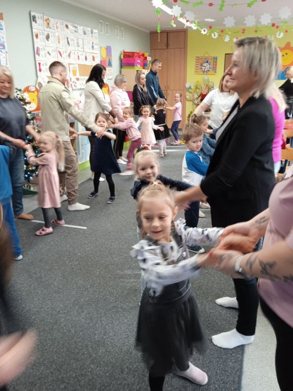 rodzice tancza z dziecmi