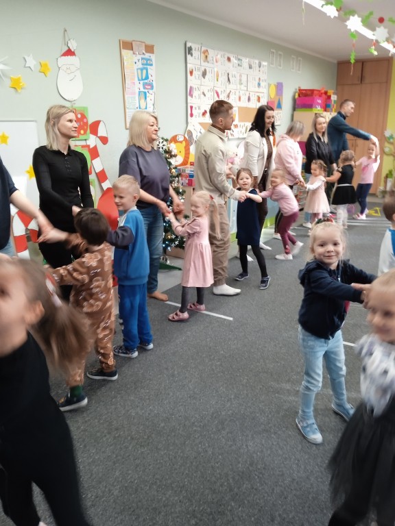 rodzice tancza z dziecmi