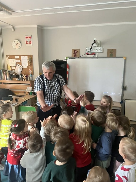 Dzieci przybijają piątki z Dziadkiem Tadkiem