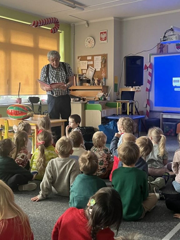 Autor czyta dzieciom fragment swojej bajki