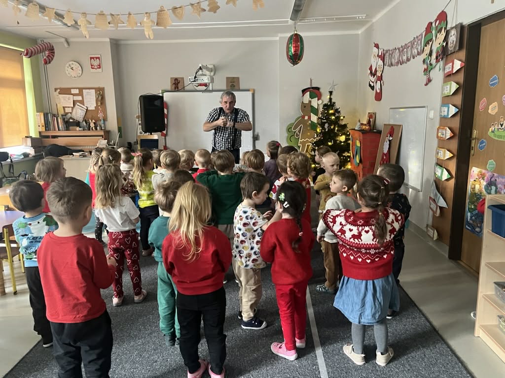 Dzieci naśladują ruchy do piosenki o misiu autorstwa pana Tadeusza Syski