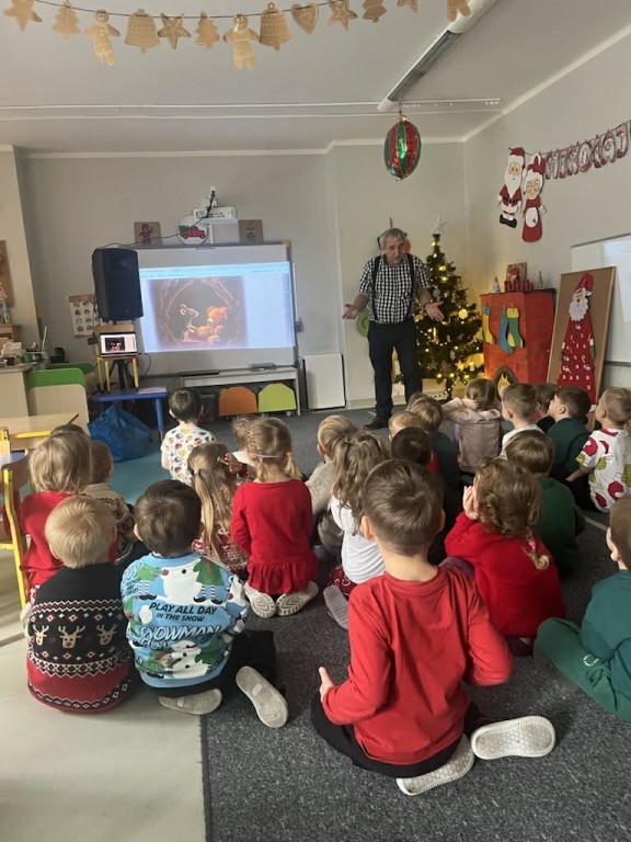 Dzieci słuchają opowieści autora bajek