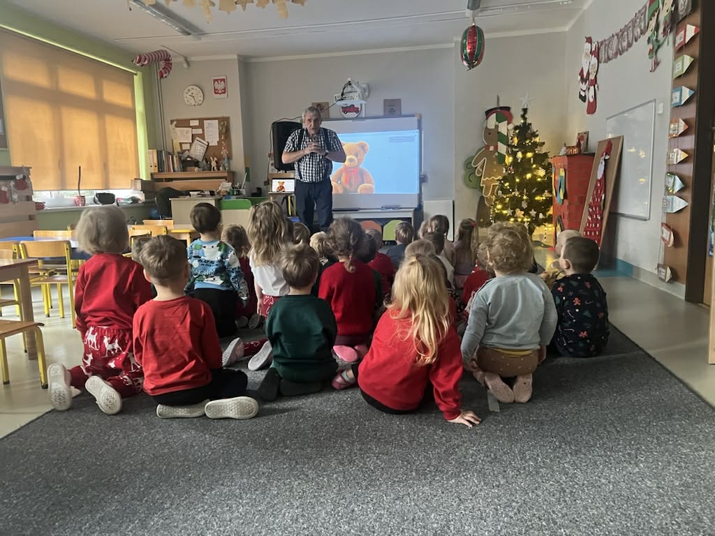 Dzieci słuchają opowieści autora bajek