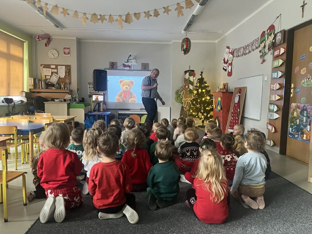 Dzieci słuchają opowieści autora bajek