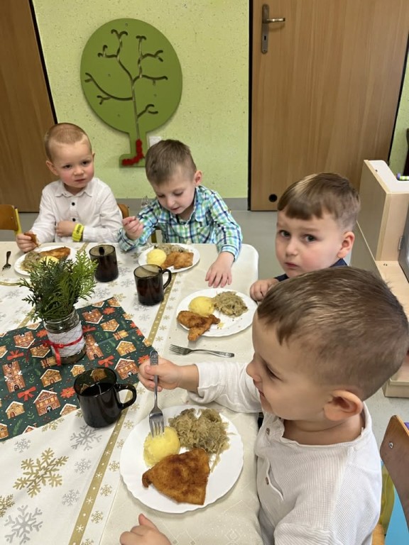 Dzieci kosztują wigilijne potrawy
