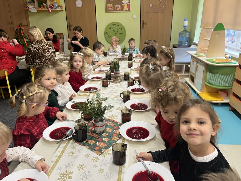 Dzieci uśmiechają się do zdjęcia