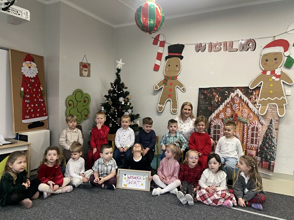 Dzieci z wychowawcą w odświętnych strojach