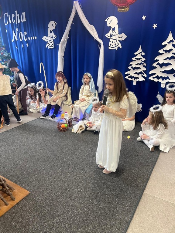 Dziewczynka w stroju aniołka mówi wierszyk