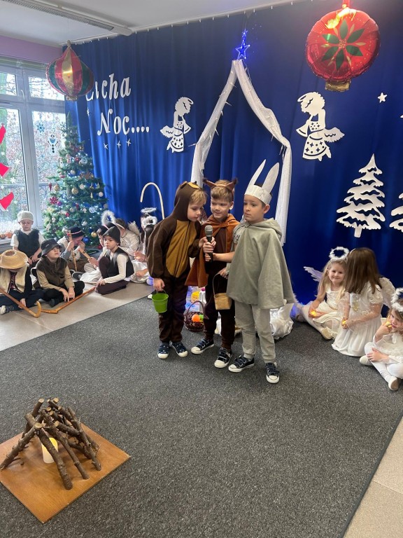 Dzieci przebrane za zwierzęta śpiewają kolędę