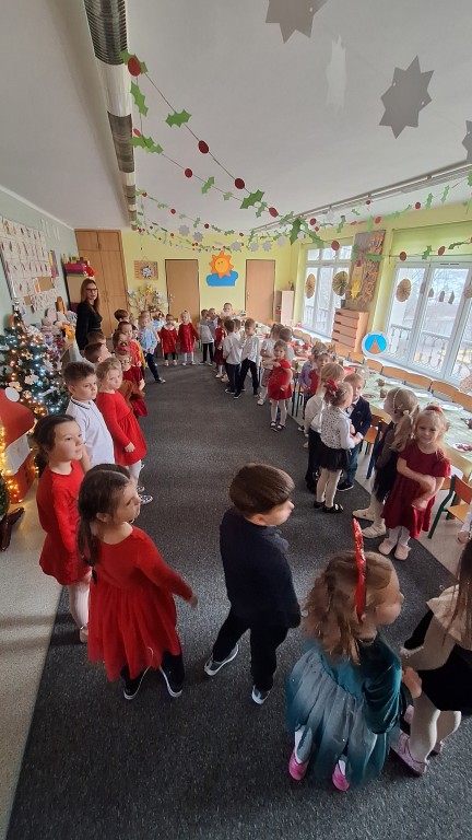 Dzieci stoją w kole