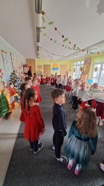 Dzieci stoją w kole